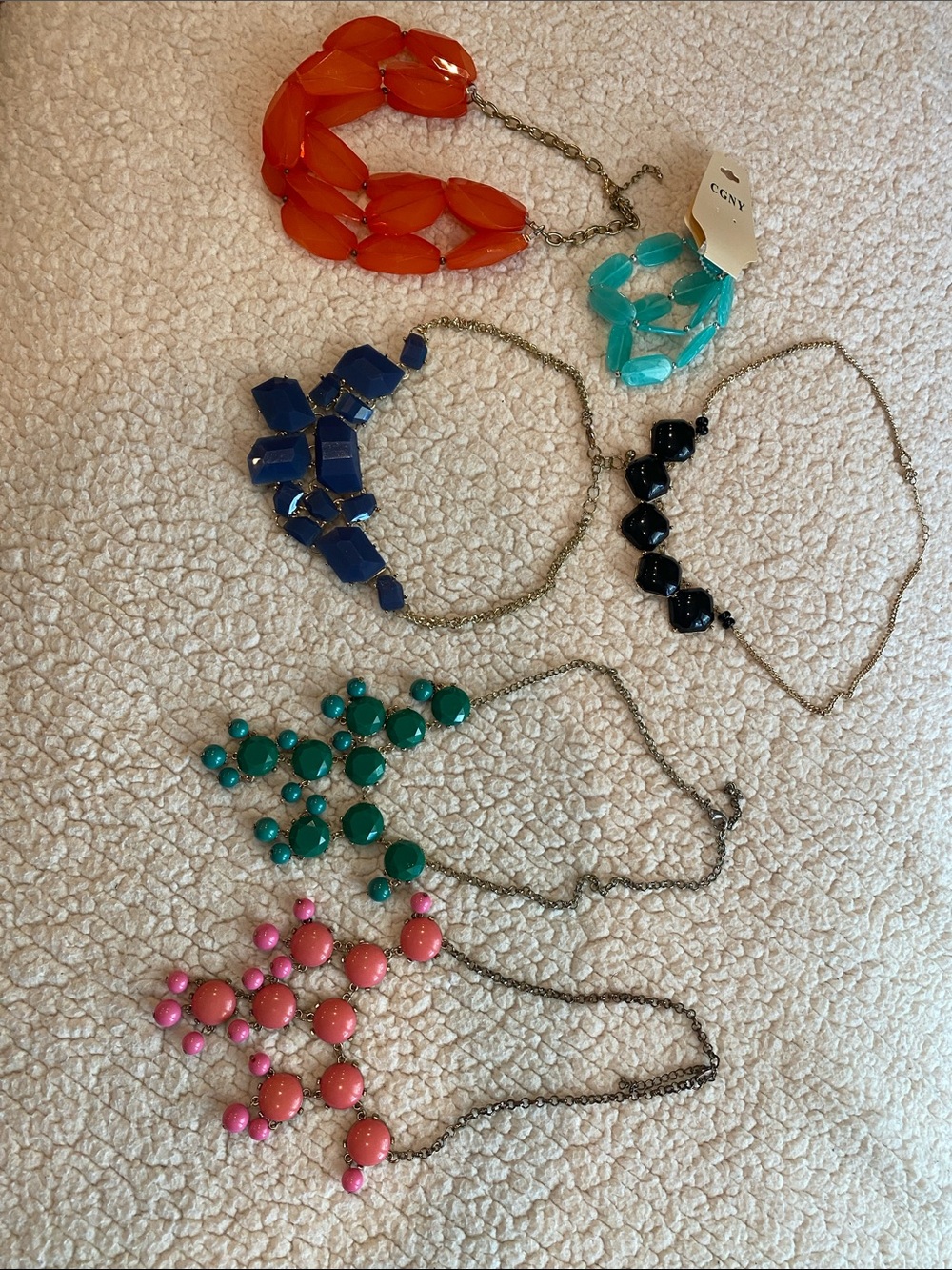 Bundle of 6 Women’s jewelry- 5 necklaces and 1 bracelet